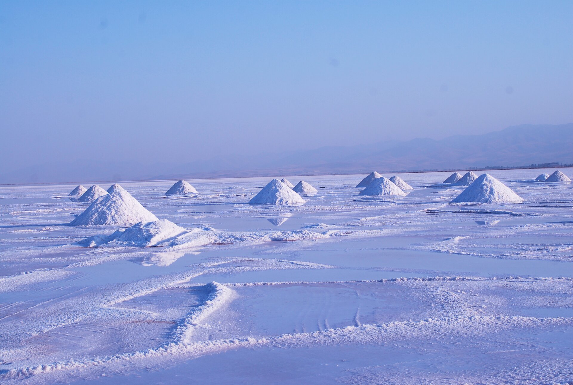 ウルミエ湖に並ぶ塩の山の風景